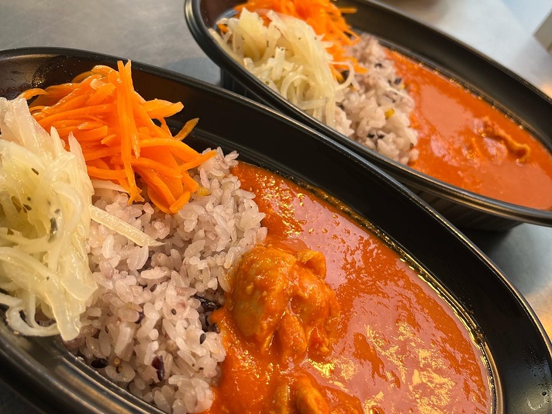 旬の野菜を添えたバターチキンカレー